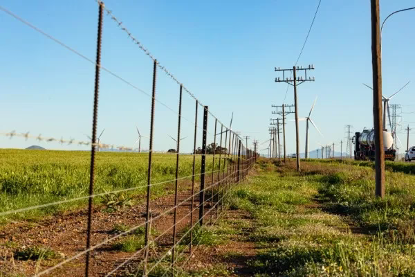 Fotografía durante el día de uno de los cercos eléctricos que vende Stock Agropecuario al aire libre.