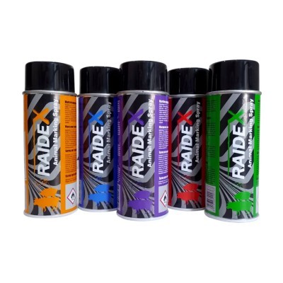 Fotografía de varias latas de aerosol especial para la identificación de ganado en un fondo color blanco.