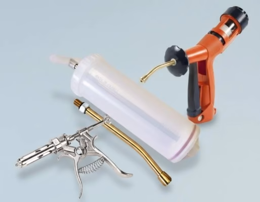 Fotografía de los diferentes tipos de jeringas que se deben elegir con apoyo de una guía de jeringas para animales.