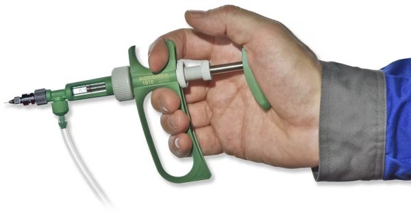 Fotografía de una persona sosteniendo una jeringa que eligió con ayuda de una guía de jeringas para animales.