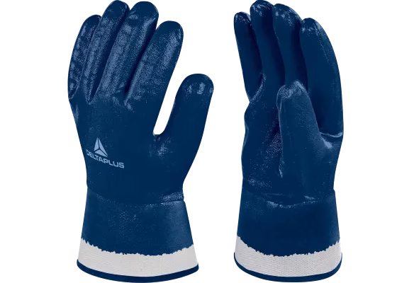 Fotografía de un par de guantes de seguridad color azul con una franja color blanco en fondo color blanco.